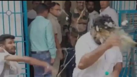 ಬಂಧನದ ಬೆನ್ನಲ್ಲೇ ಟಿಎಂಸಿ ನಾಯಕನಿಗೆ ಬಿಗ್ ಶಾಕ್: ಪೊಲೀಸ್ ಭದ್ರತೆಯ ನಡುವೆಯೂ ಮುಖಕ್ಕೆ ಮೊಟ್ಟೆ ಎಸೆದ ಪ್ರತಿಭಟನಾಕಾರರು!