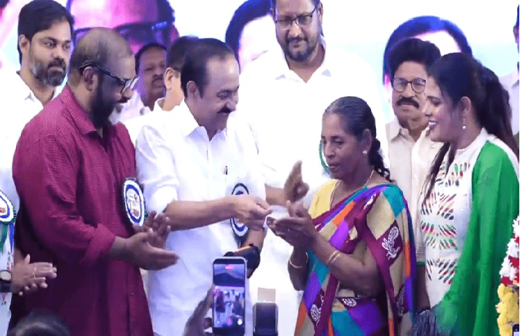 ಕೇರಳದಲ್ಲಿ ಮಹಿಳೆಯರ ಜೊತೆಗೆ ತೃತೀಯಲಿಂಗಿಗಳಿಗೂ ಉಚಿತ ಬಸ್ ಪ್ರಯಾಣ : ‘ಪ್ರಿಯದರ್ಶಿನಿ ಯೋಜನೆಗೆ ಸಿಎಂ ಚಾಲನೆ!