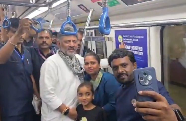 BREAKING: `ನಮ್ಮ ಮೆಟ್ರೋ’ದಲ್ಲಿ ಪ್ರಯಾಣಿಸಿದ ಸಿಎಂ ಡಿ.ಕೆ.ಶಿವಕುಮಾರ್ : ವಿಡಿಯೋ ವೈರಲ್ | WATCH VIDEO