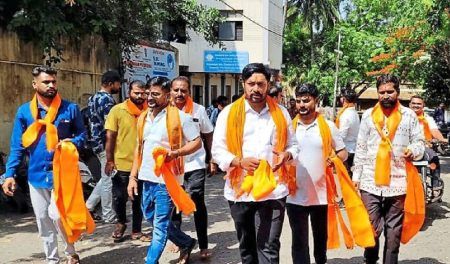 ಹುಬ್ಬಳ್ಳಿಯ ಕಾಲೇಜು ಮುಂಭಾಗದಲ್ಲಿ ಶ್ರೀರಾಮಸೇನಾ ಕಾರ್ಯಕರ್ತರು ವಿದ್ಯಾರ್ಥಿಗಳಿಗೆ ಕೇಸರಿ ಶಾಲುಗಳನ್ನು ಹಂಚುತ್ತಿರುವ ದೃಶ್ಯ