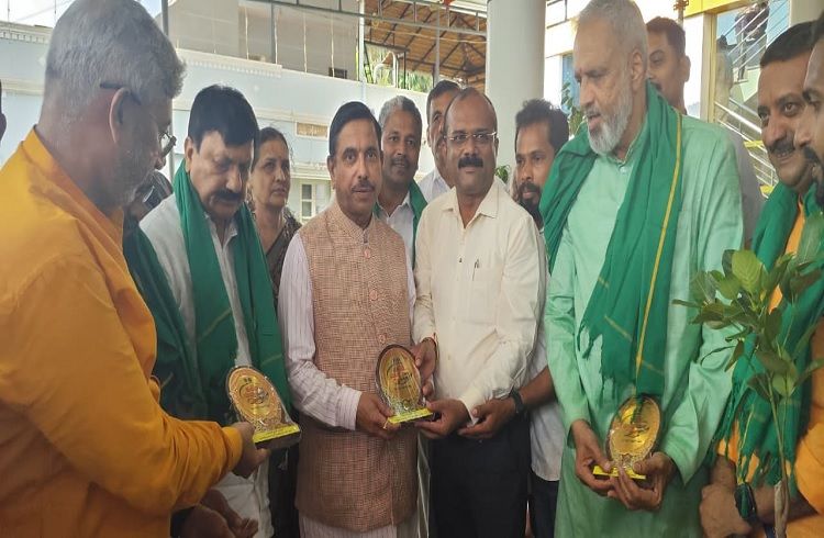 ಸಾಗರದ ಹಲಸು, ಮಾವು ಮೇಳಕ್ಕೆ ಪ್ರಹ್ಲಾದ್ ಜೋಷಿ ಭೇಟಿ: ಹಣ್ಣಿನ ರುಚಿ ಸವಿದ ಕೇಂದ್ರ ಸಚಿವರು, ನಾಳೆ ಕೊನೆ ದಿನ