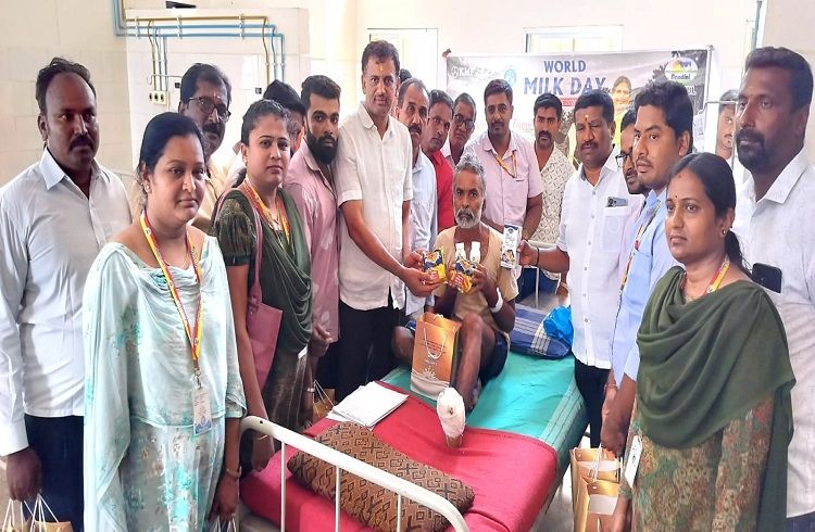 ವಿಶ್ವ ಹಾಲು ದಿನ: ಮಂಡ್ಯದ ಮದ್ಧೂರಿನ ಸರ್ಕಾರಿ ಆಸ್ಪತ್ರೆಯ ರೋಗಿಗಳಿಗೆ ನಂದಿನಿ ಉತ್ಪನ್ನಗಳ ವಿತರಣೆ