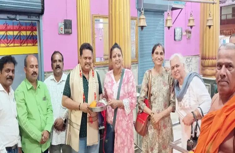 ಸಾಗರದ ಮಾರಿಕಾಂಬೆ ಸನ್ನಿಧಿಗೆ ಮಂಗಳೂರು ಡಿಆರ್ ರಮೇಶ್ ಭೇಟಿ, ವಿಶೇಷ ಪೂಜೆ ಸಲ್ಲಿಕೆ: ಪ್ರತಿಷ್ಠಾನದಿಂದ ಸನ್ಮಾನ