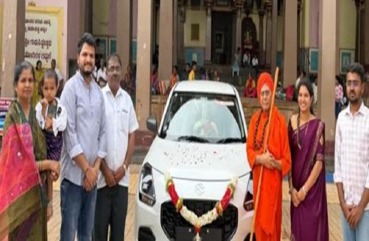ಗುರು ಋಣ ಮರೆತಿಲ್ಲ ಈ ಶಿಷ್ಯ: ನಿವೃತ್ತಿ ದಿನವೇ ನೆಚ್ಚಿನ ಶಿಕ್ಷಕನಿಗೆ `ಸ್ವಿಫ್ಟ್ ಕಾರು’ ಗಿಫ್ಟ್ ನೀಡಿದ ವಿದ್ಯಾರ್ಥಿ!