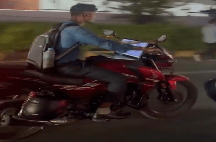 SHOCKING : ಚಲಿಸುತ್ತಿರುವ ಬೈಕ್ ಮೇಲೆಯೇ ಲ್ಯಾಪ್ ಟಾಪ್ ಇಟ್ಕೊಂಡು ಕೆಲಸ ಮಾಡುತ್ತಿರುವ ಭೂಪ | Video Viral